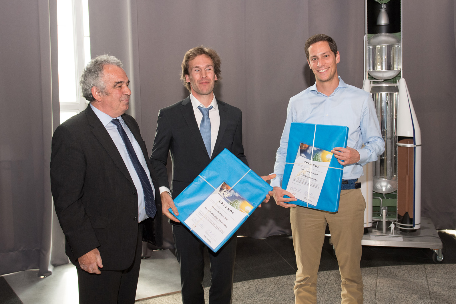 Dr. Silvan Leinss (middle) receives the Helmut Rott prize for outstanding doctoral thesis.