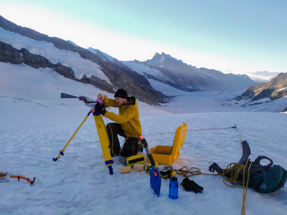 Enlarged view: Michael Arnold setting up the VSPARC radar calibrator on Aletsch Glacier.